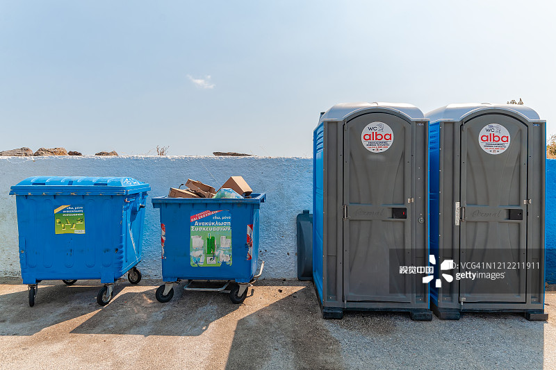 流动公厕和可回收垃圾垃圾箱图片素材