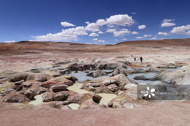 彩色的泥浆池在喷泉索尔德马纳，玻利维亚图片素材