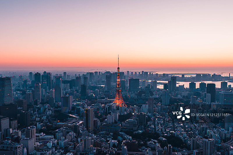 黎明时分的东京天际线图片素材