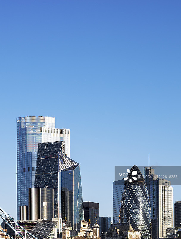 一幢幢城市摩天大楼映衬着湛蓝的天空图片素材