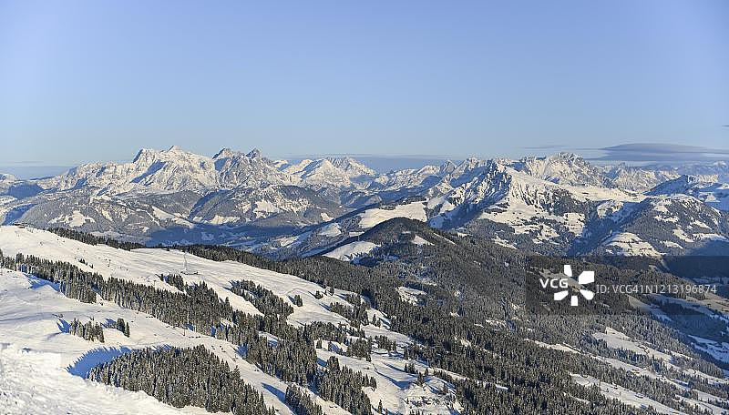 从Hohe Salve，右边是Kitzbuehler Horn，左边是Loferer Steinberge，山上的冬季全景，滑雪区SkiWelt Wilder Kaiser Brixental, Brixen im Thale，奥地利蒂罗尔图片素材