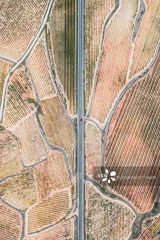 西班牙，一辆汽车在穿过葡萄园的路上的航拍图片素材
