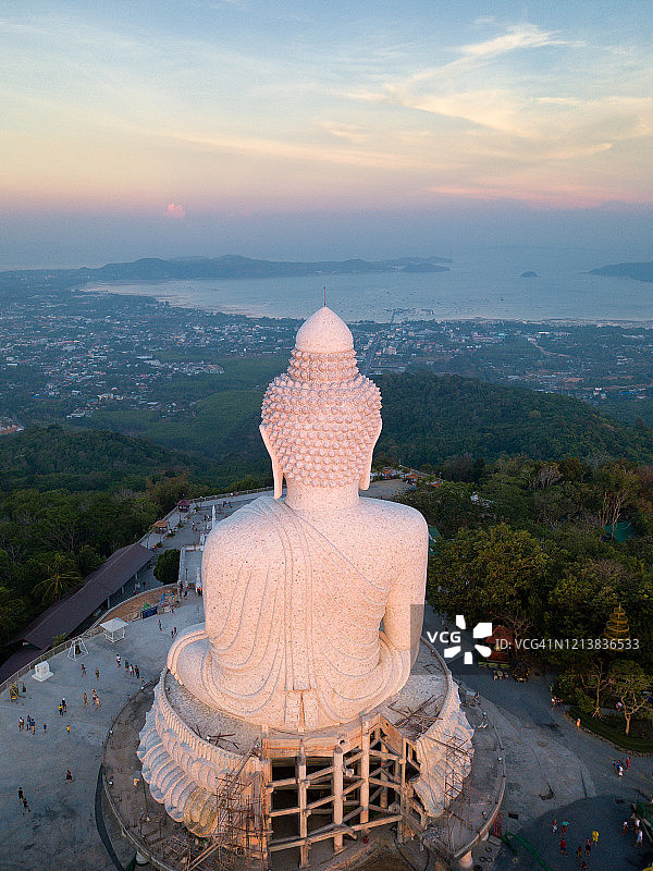普吉岛大佛，日落时分，普吉岛，泰国。图片素材