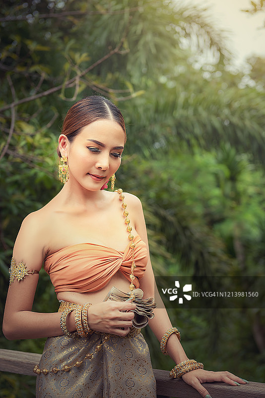 泰国妇女在露天平台摆姿势的传统服装肖像，泰国文化和复古的生活方式。图片素材