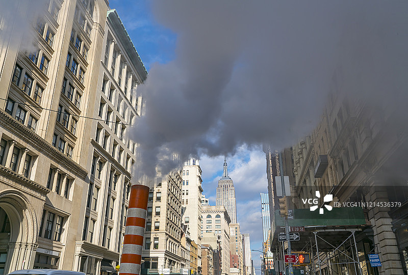 2018年12月26日，在美国纽约曼哈顿中城的建筑中，蒸汽上升和漂浮。图片素材