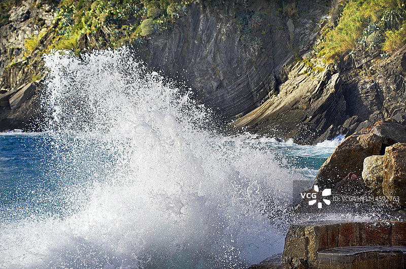 意大利Vernazza的海岸波浪图片素材
