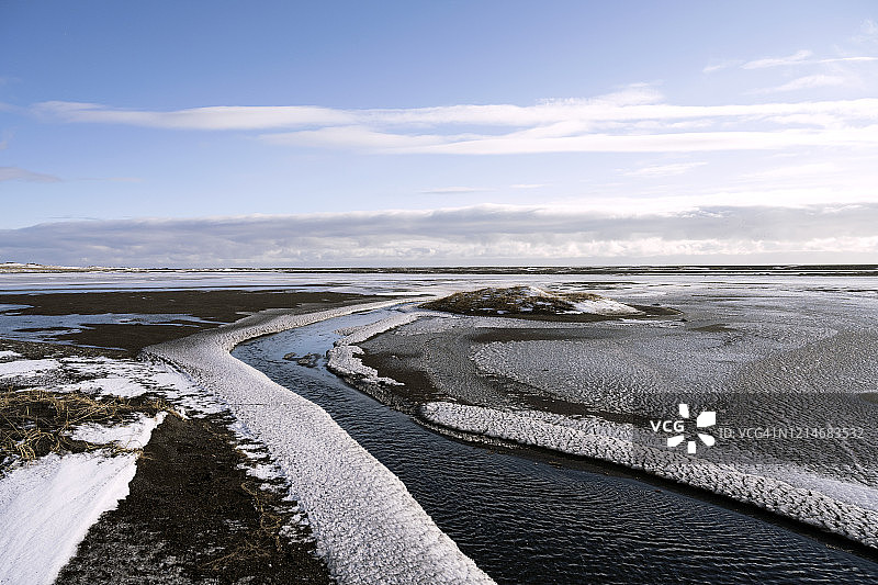冰岛东部阿尔夫塔峡湾的黑沙滩图片素材