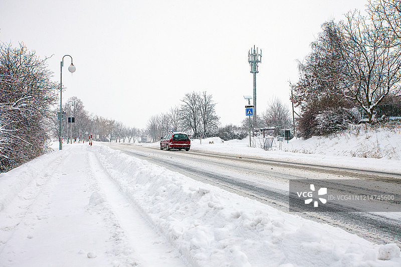 暴风雪中被雪覆盖的道路图片素材