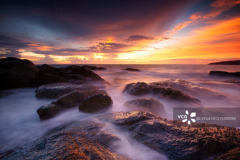 泰国普吉岛卡隆海滩，美丽的日落海景。图片素材