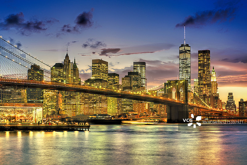 纽约。傍晚的布鲁克林大桥图片素材
