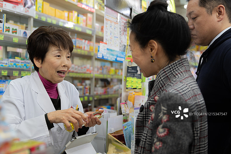 日本女病人在药房吃药图片素材
