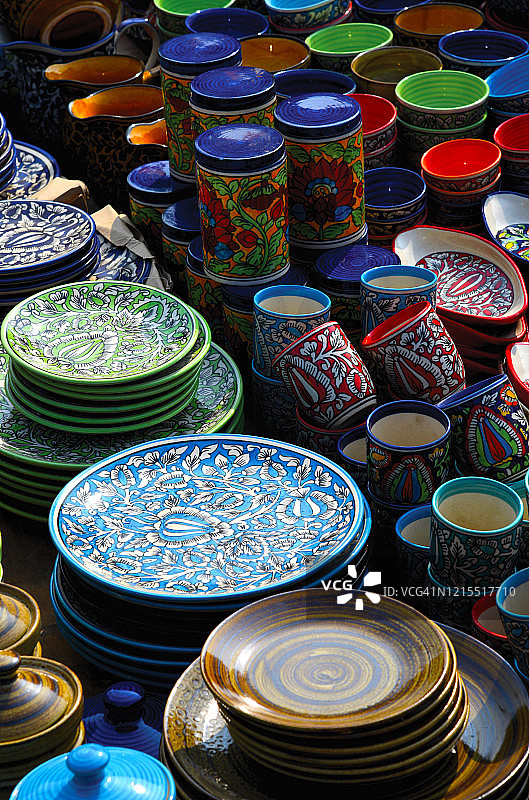多彩的陶瓷餐具收藏图片素材