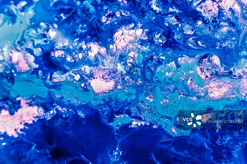液体抽象丙烯酸涂料波浪背景。蓝粉色大理石纹理。油彩液体流墙纸图片素材