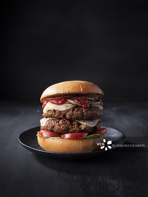 素食的双层芝士汉堡。图片素材