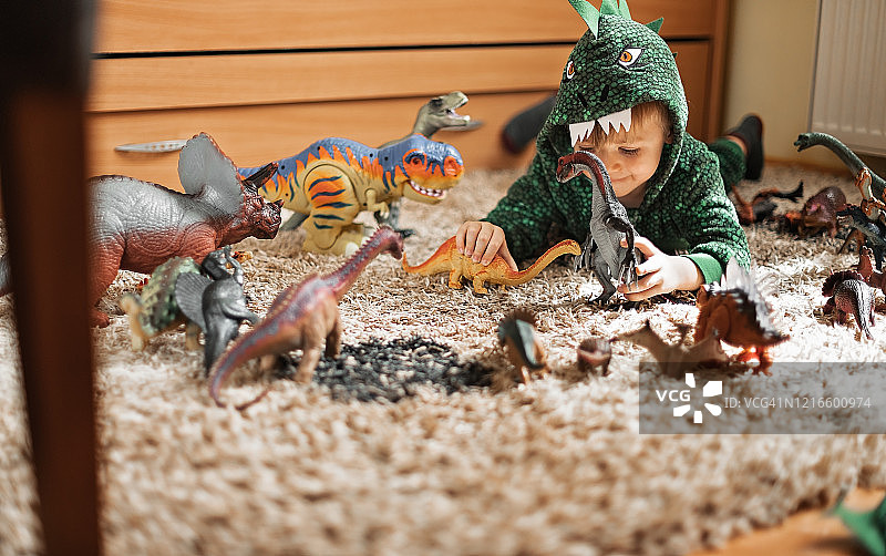 可爱的男孩和他的恐龙玩图片素材
