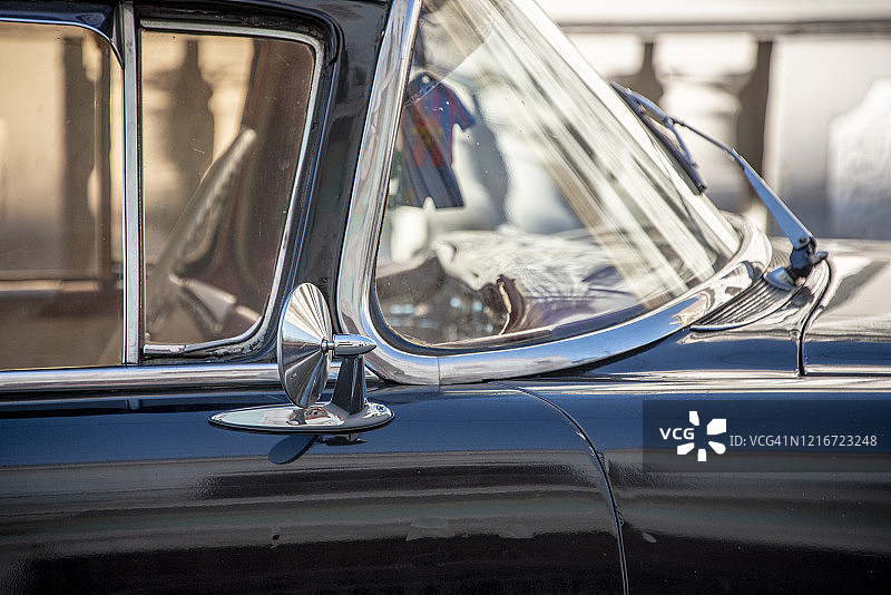 古巴西恩富戈斯大街上的美国老爷车图片素材