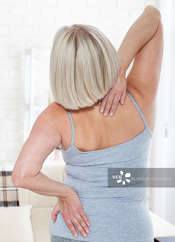 身体疼痛的女人。概念照片，标明疼痛的位置。卫生保健的概念图片素材