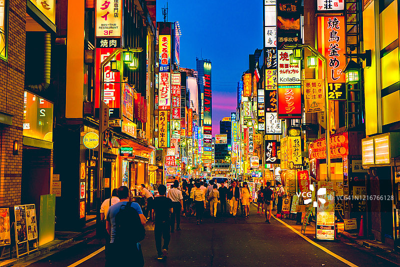 日本东京新宿区的歌舞伎町图片素材
