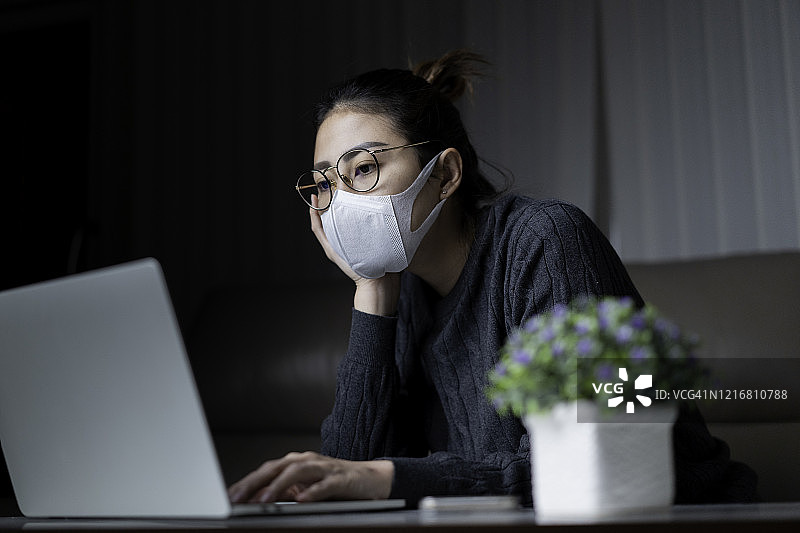 亚洲妇女戴着外科口罩，以保护面部疾病传播Covid-19大流行冠状病毒。图片素材