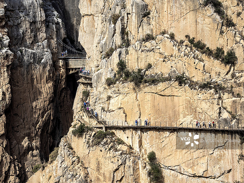 在大自然中，人行道和木桥沿着陡峭的峡谷壁固定。卡米尼托·德尔雷(国王走道)，马拉加，安达卢西亚，西班牙。图片素材