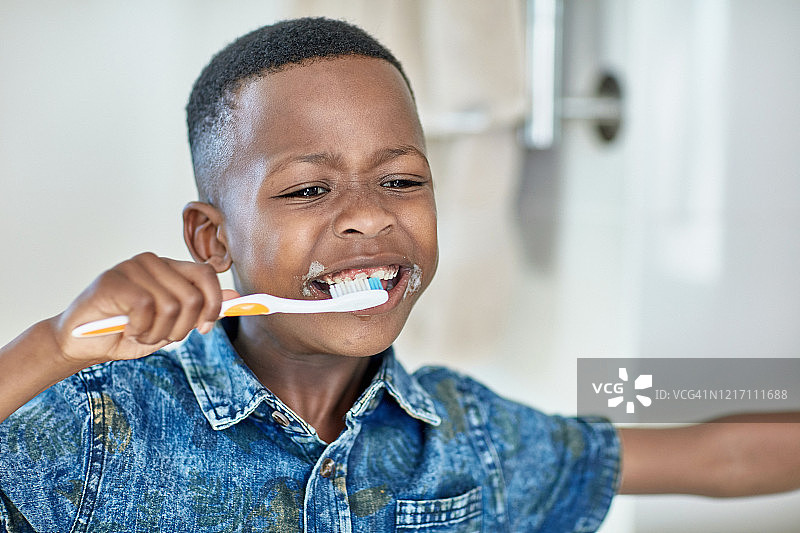 年轻非洲男孩的肖像和积极的牙齿卫生图片素材