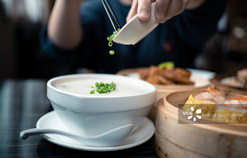 亚洲女性喜欢在餐厅吃香港菜图片素材