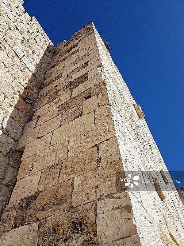 低角度的耶路撒冷老城的城墙，映衬着天空图片素材