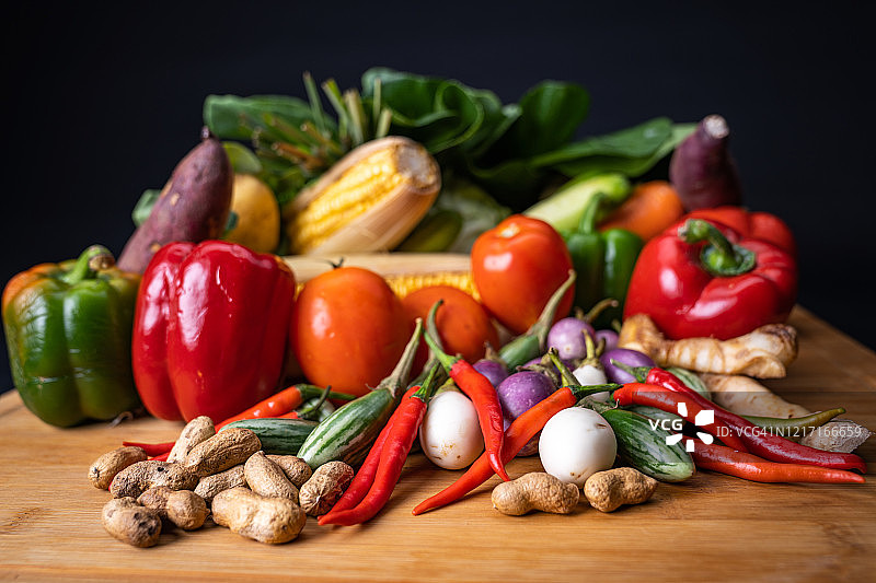 含有多种有机蔬菜和水果原料。均衡的饮食图片素材