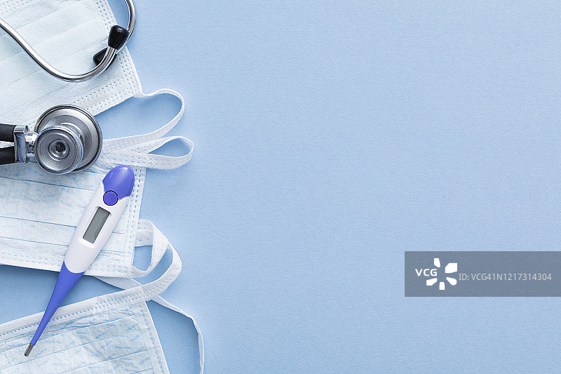 带体温计和听诊器的医用口罩涂蓝图片素材