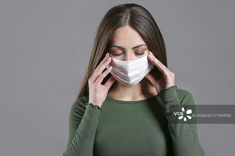 妇女戴口罩保护人类肺部的冠状病毒图片素材