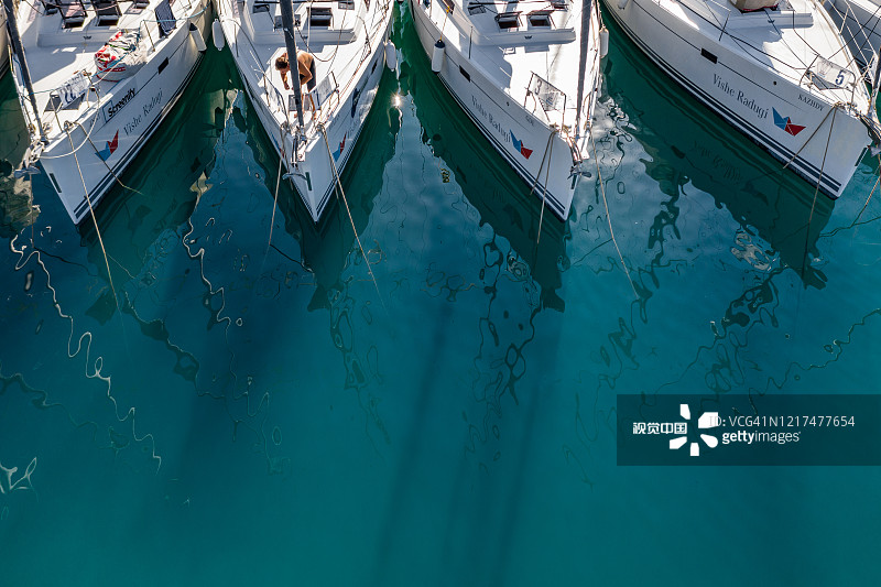 2019年9月15日，克罗地亚，玛丽娜·卡斯特拉:无人机在停泊的平排帆船上拍摄，帆船比赛的参与者，人们在等待即将到来的比赛，码头，特写图片素材