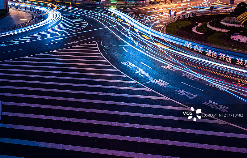 上海浦东陆家嘴金融区，城市道路交通灯轨道。图片素材