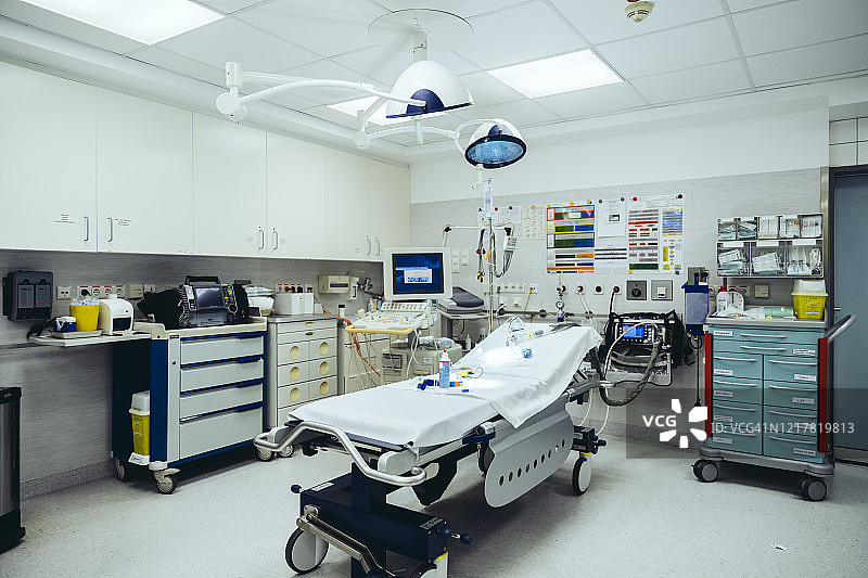为医院里的Covid - 19患者准备的空创伤室图片素材