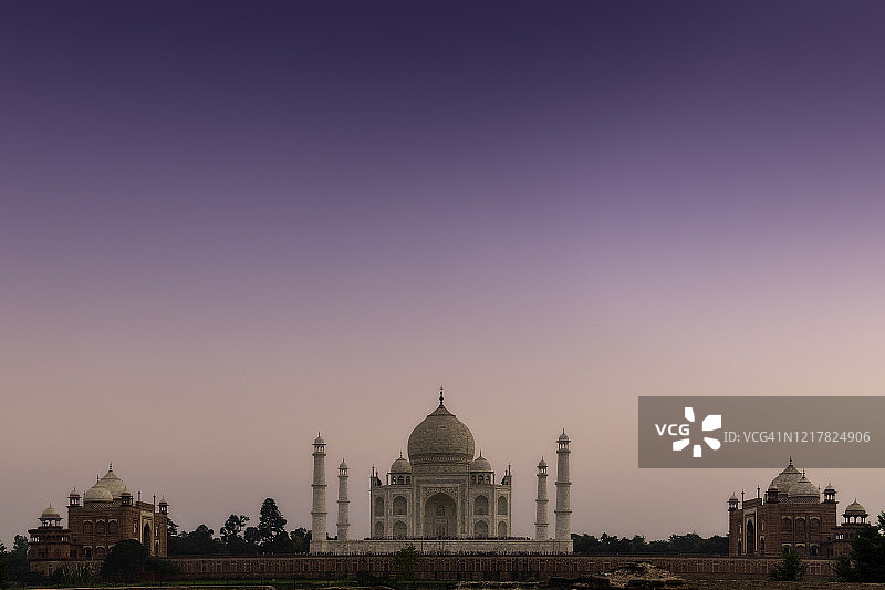 印度阿格拉，黄昏时分，远处的泰姬陵和远处的建筑物。图片素材