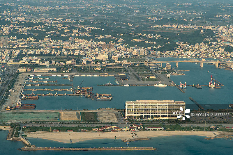 东海和日本冲绳县伊藤曼市的飞机鸟瞰图图片素材