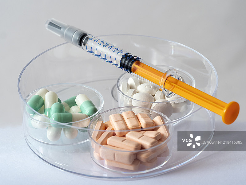 注射疫苗:注射疫苗和治疗症状的药片。图片素材