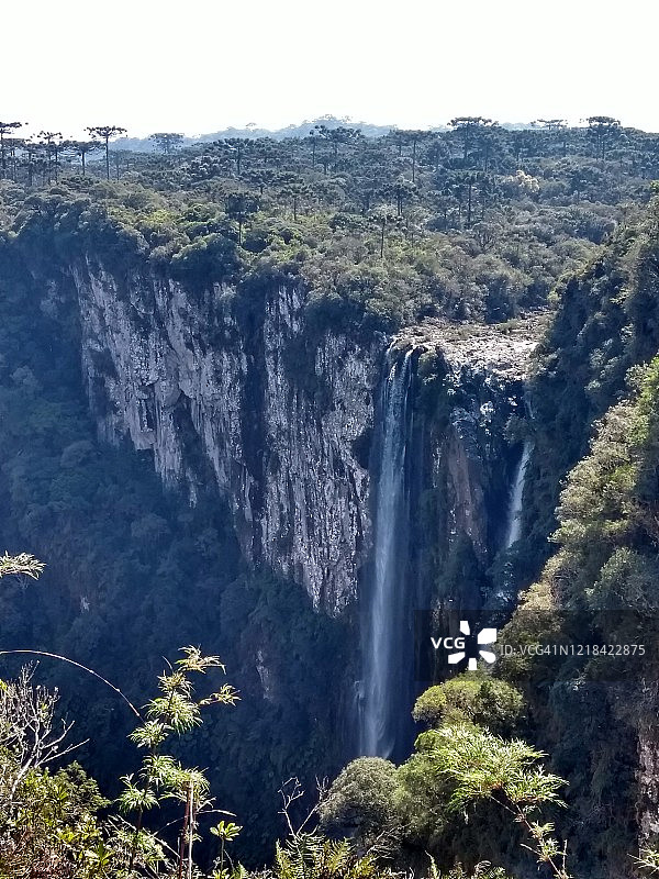 安多林瀑布位于巴西南大河湾伊塔姆贝西尼奥峡谷。图片素材