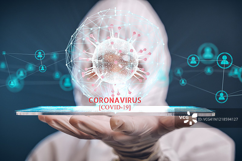 冠状病毒或covid-19概念，医生在防毒服观看虚拟全息冠状病毒，技术数字复合设计图片素材