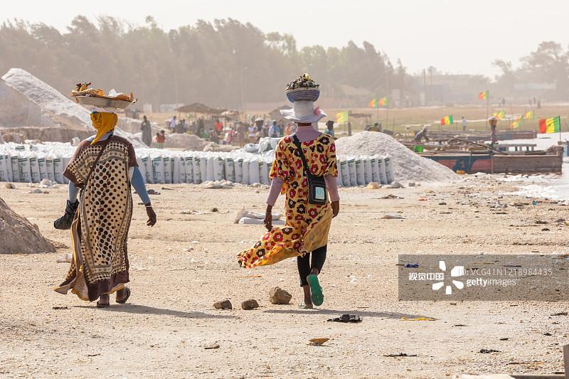 人们在紫胶玫瑰或瑞特巴湖收割盐。达喀尔。西非。联合国教科文组织世界遗产。图片素材