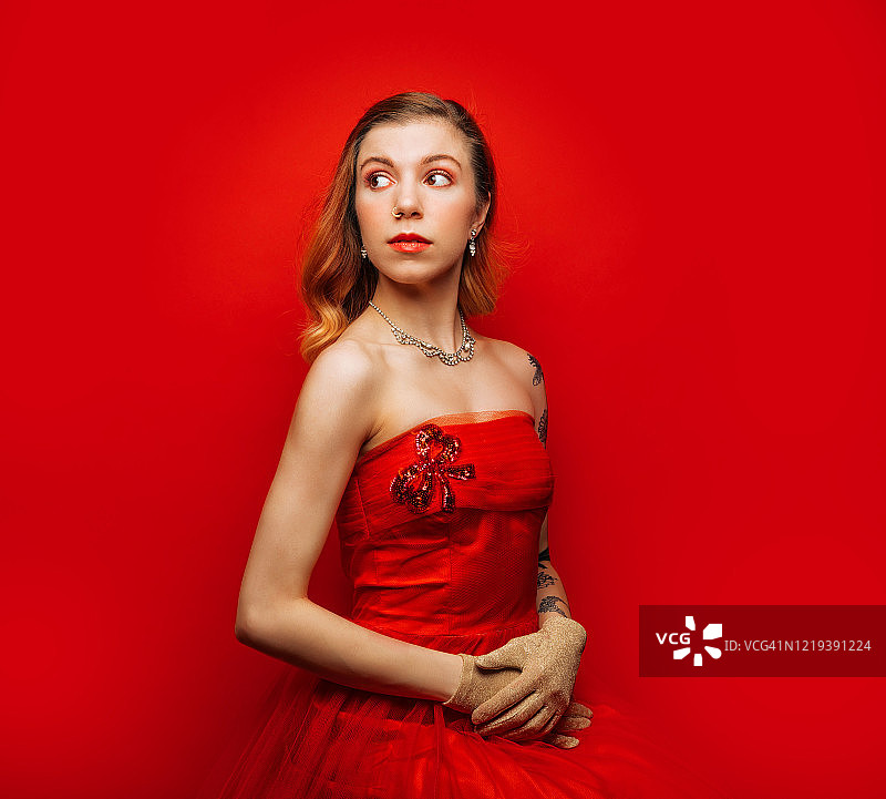 穿着红色晚礼服的漂亮女人图片素材