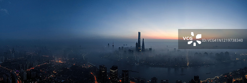 上海天际线在浓雾中图片素材