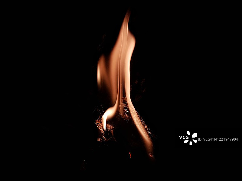 篝火对黑色背景的特写图片素材