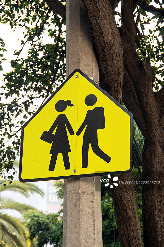 学校设有儿童过马路交通警告标志图片素材