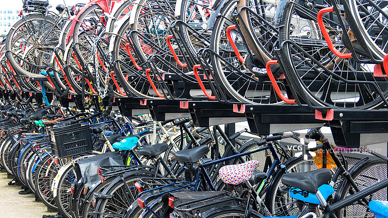 荷兰阿姆斯特丹的自行车摊上停放着许多自行车图片素材