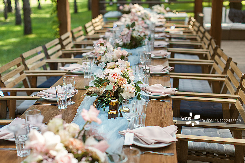 乡村婚礼上灰色和蓝色的餐桌装饰图片素材