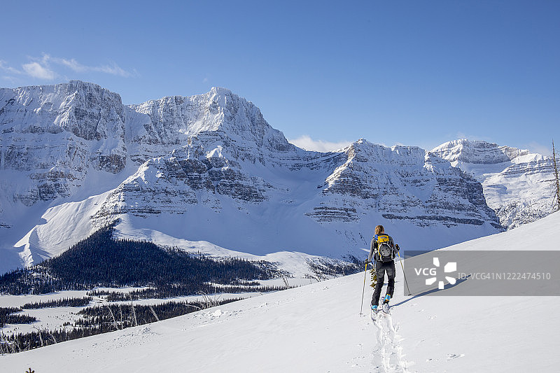 女野外滑雪者登山图片素材