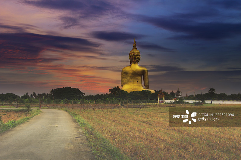 泰国最大的佛像，位于泰国昂通省，Wat Muang。图片素材