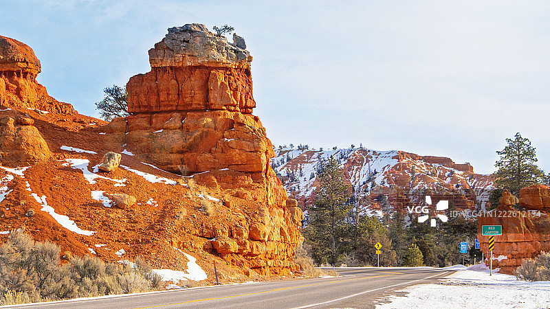 红岩柱与新雪，红峡谷，迪克西国家森林，犹他州，美国图片素材