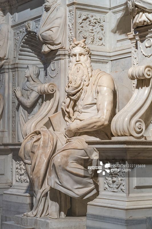 摩西，文艺复兴时期米开朗基罗·博纳罗蒂的雕塑图片素材