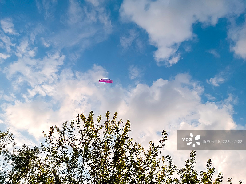 一个在天空中滑翔的人图片素材